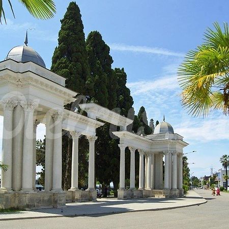 Guest House Belyi Lebed Sukhumi Bagian luar foto
